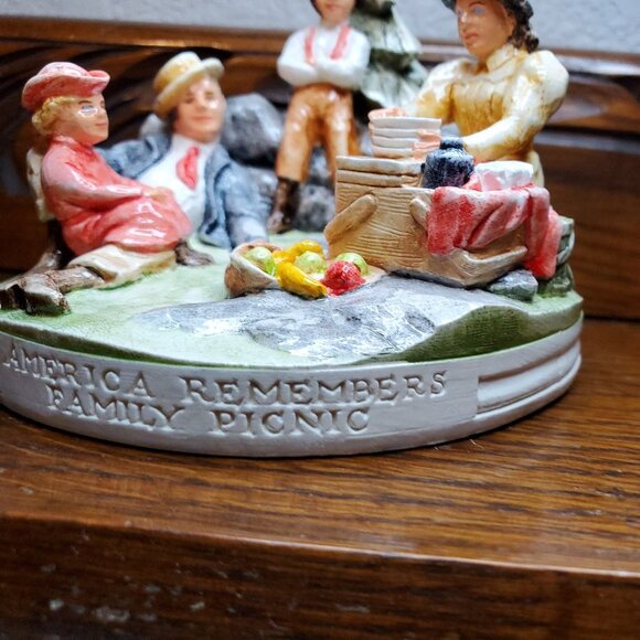 Sebastian Miniature Figurine Family Picnic - Picture 8 of 8